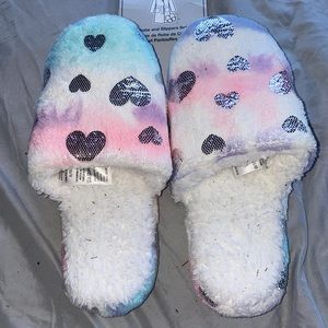 Kid’s Heart Print Fuzzy Slippers